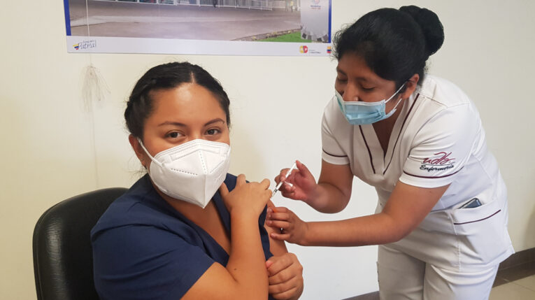 Una enfermera del Hospital Docente de Calderón recibe la tercera dosis de la vacuna contra el Covid-19, el 18 de octubre de 2021. El Ministerio de Salud insiste en la colocación de los refuerzos.