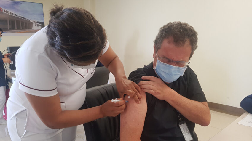 Un médico del Hospital Docente de Calderón recibe la tercera dosis de la vacuna contra el Covid-19, el 19 de octubre de 2021.