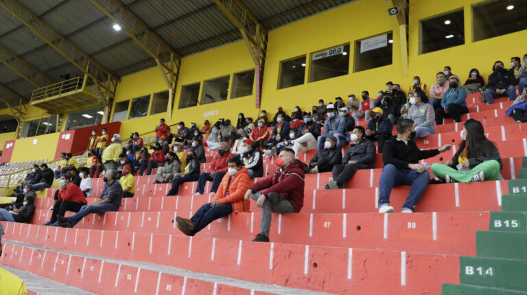 Aficionados durante el partido del Aucas ante Universidad Católica, por la LigaPro, en el Estadio Gonzalo Pozo Ripalda, el 16 de octubre de 2021.