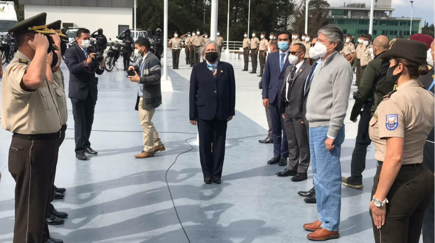 El presidente Guillemo Lasso saluda con varios oficiales de la Policía Nacional, el 20 de octubre de 2021 en Quito.
