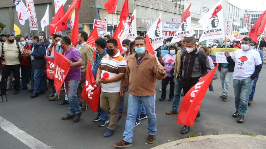 Dirigentes del Frente Unitario de Trabajadores (FUT) encabezan una marcha el 20 de octubre de 2021, en Quito,