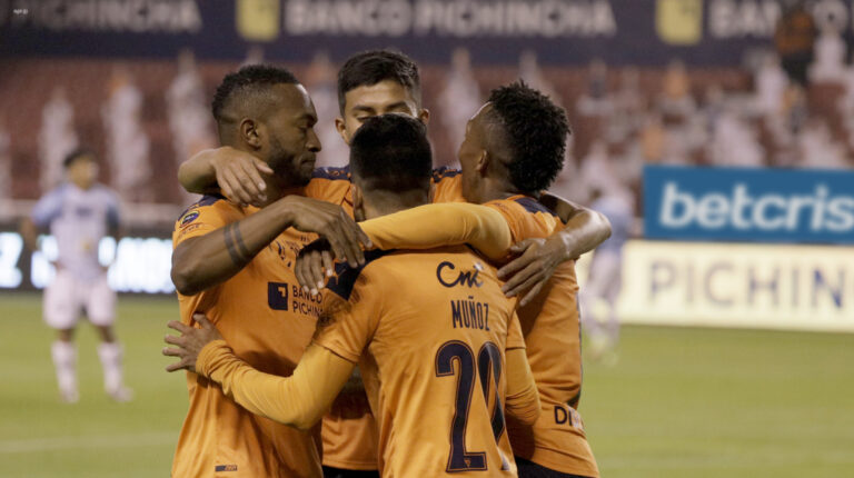 Los jugadores de Liga de Quito festejan un gol ante Guayaquil City, el sábado 2 de octubre de 2021.