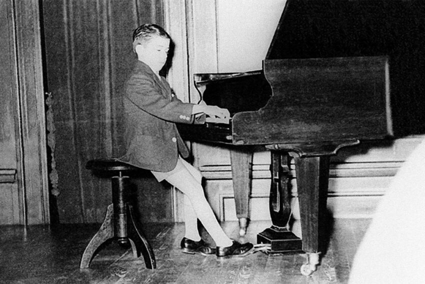 Charly García con apenas 7 años de edad, en una audición en el Conservatorio Thibaud Piazzini.