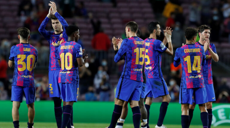 Los jugadores del Barcelona celebran su victoria en la Champions League ante el FC Dinamo de Kiev, el miércoles 20 de octubre de 2021, el estadio Camp Nou.