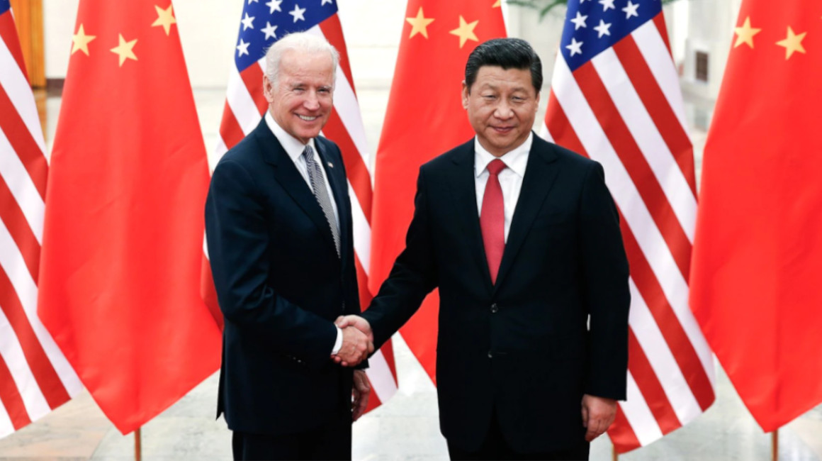 Archivo: Joe Biden y Xi Jinping, en una imagen de diciembre de 2013, en Beijing (China).