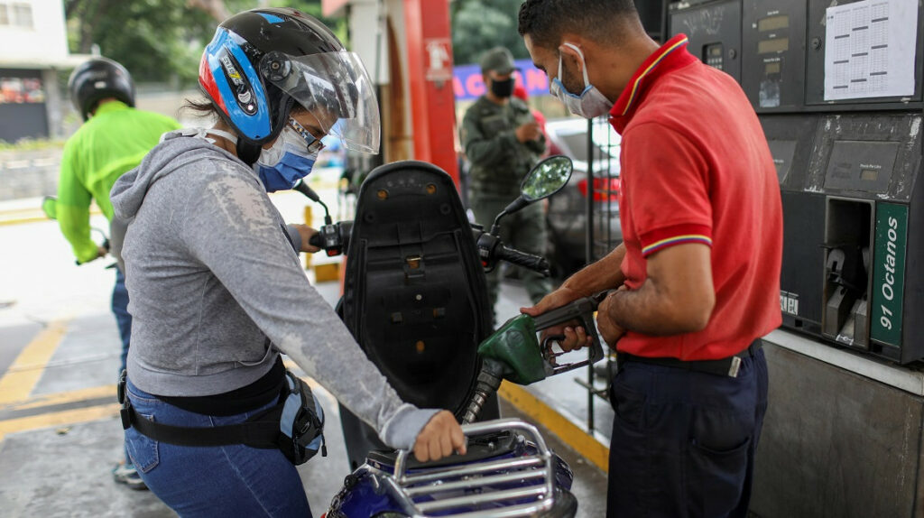 Venezuela aumenta precio de la gasolina en medio de la escasez del combustible