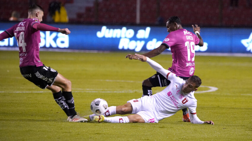 Ezequiel Piovi, de Liga de Quito, disputa una pelota en el partido ante Independiente, en el estadio Rodrigo Paz, el 23 de octubre de 2021.