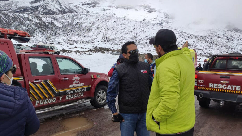 Bomberos de Quito se unen a labores de rescate tras avalancha en el Chimborazo