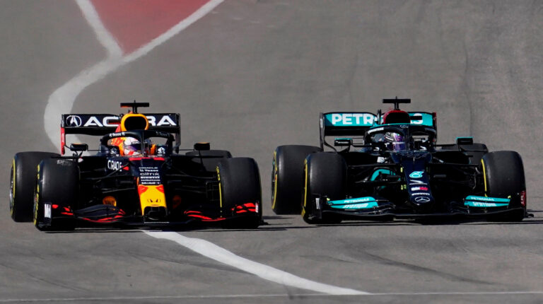 Max Verstappen y Lewis Hamilton, durante el Gran Premio de Estados Unidos, en Austin, Texas, el 24 de octubre de 2021.