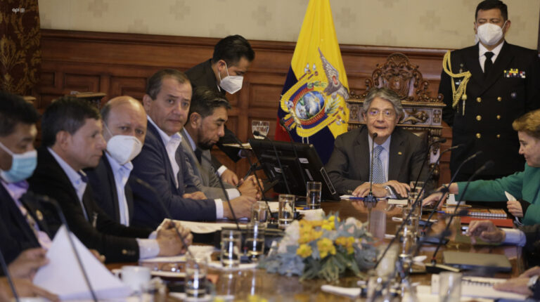 El presidente Guillermo Lasso se reunió el 5 de octubre de 2021 con los representantes del sector del transporte público, en el Palacio de Carondelet.