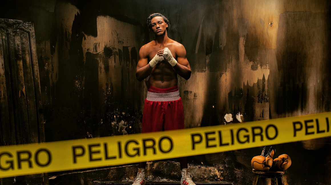 El boxeador Carlos Mina posa durante una sesión de fotos en 2018.