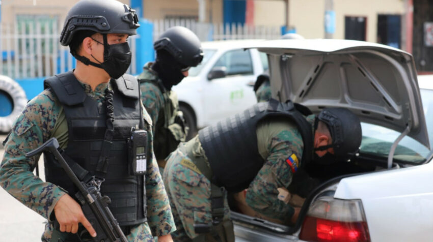 Militares en operativos contra la delincuencia en Guayaquil, durante el estado de excepción decretado por el Gobierno en octubre de 2021.