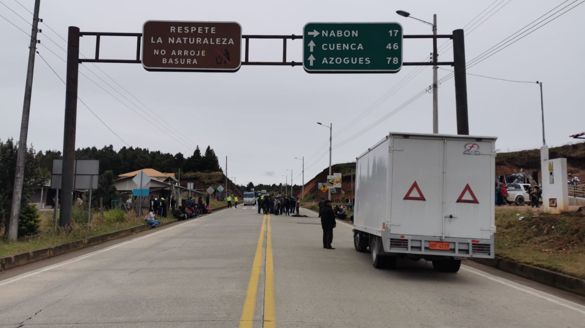 Manifestantes bloquearon la vía Cuenca-Loja en el sector La Jarata, el martes 26 de octubre de 2021.