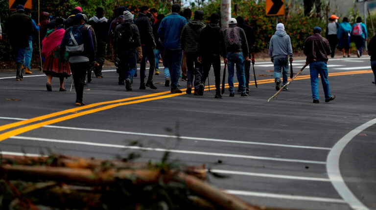 Movimiento indígena suspende protestas y cuestiona viaje del presidente