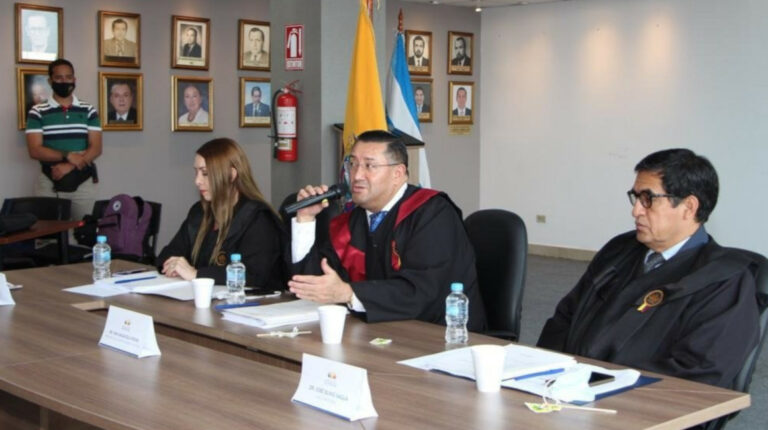Iván Saquicela (centro), presidente de la Corte Nacional de Justicia, interviene durante una reunión del Pleno de ese organismo, el 25 de octubre de 2021, en Guayaquil.