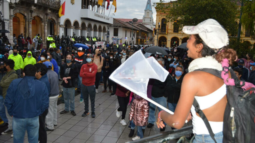 Manifestantes protestas frente a la Gobernación del Azuay, en el Centro Histórico de Cuenca, el 26 de octubre de 2021.