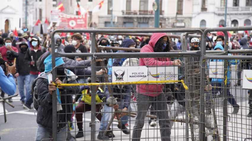 Manifestantes se enfrentan a la Policía en el Centro Histórico de Quito, el 26 de octubre de 2021.