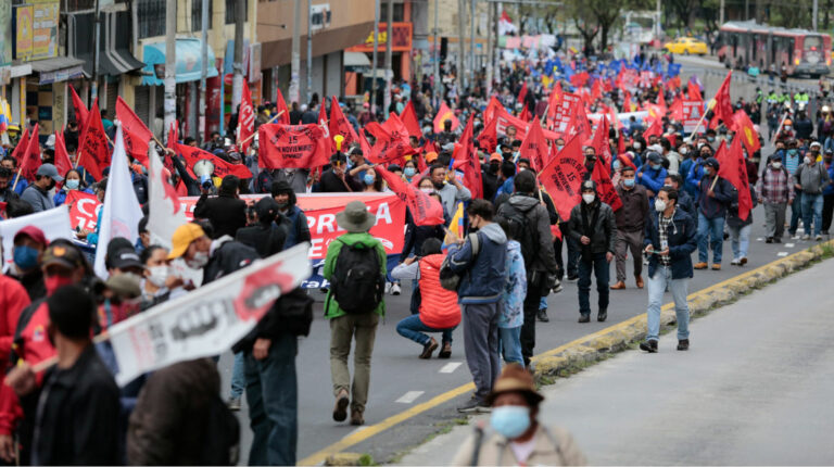 Trabajadores y varios sectores sociales marchan contra la derogación de los precios de los combustibles, en Quito, el 26 de octubre de 2021.
