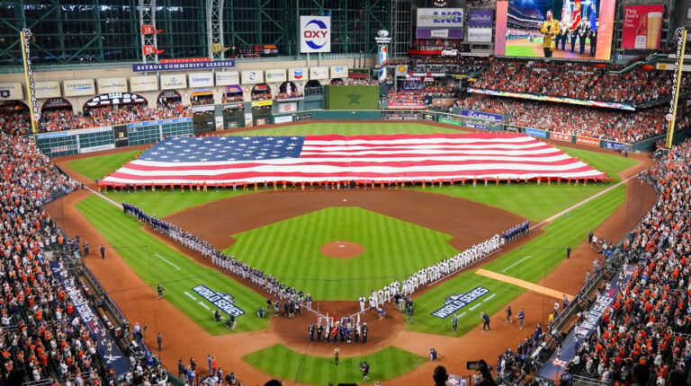 El Minute Maid Park previo al encuentro entre Astros de Houston y los Bravos de Atlanta, por la Serie Mundial del béisbol de las Grandes Ligas, el 26 de octubre de 2021.