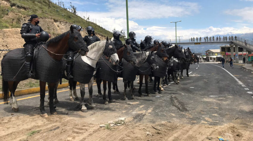 Bloqueo de vías en el sector San Miguel del Común, en el norte de Quito. 27 de octubre de 2021