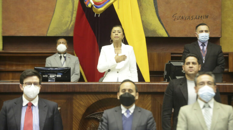 La presidenta de la Asamblea, Guadalupe Llori (centro), durante la sesión de Pleno, el 26 de octubre de 2021.