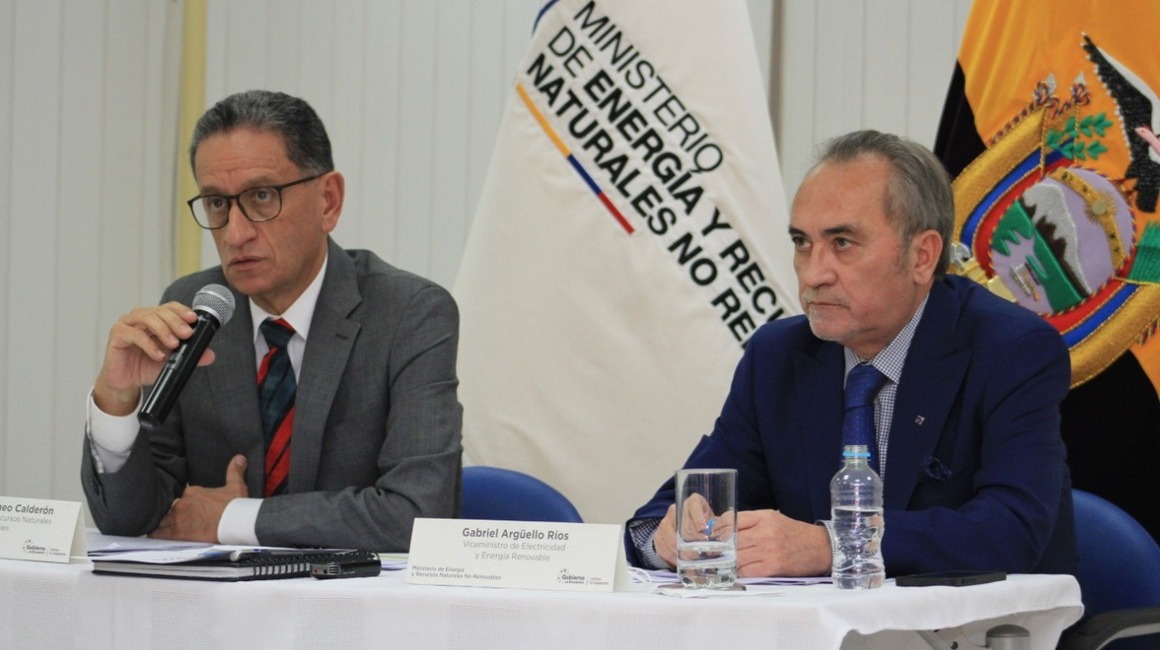 Juan Carlos Bermeo, ministro de Energía y Gabriel Argüello, viceministro de Electricidad, durante una rueda de prensa en Quito el 28 de octubre de 2021.