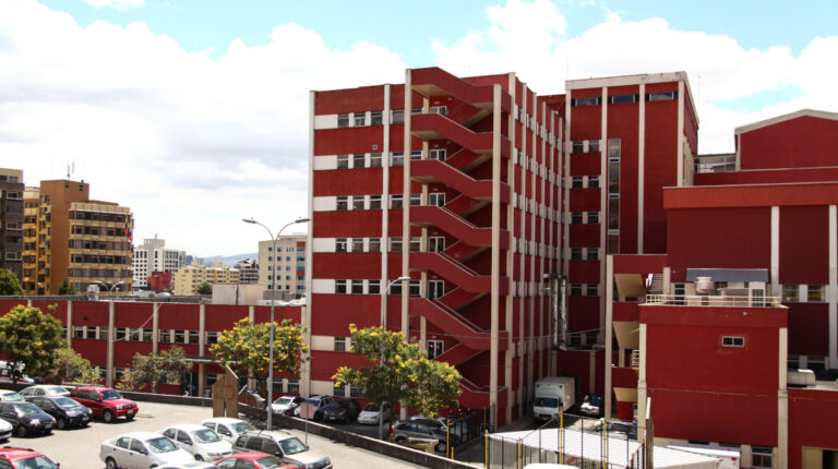 Tres niños con atrofia muscular espinal reciben