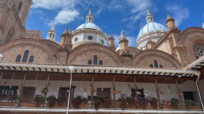 Vista lateral de la Catedral La Inmaculada en el Centro Histórico de Cuenca.