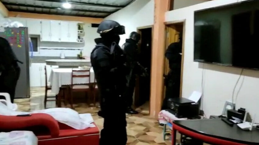 Agentes de la Policía, en uno de los allanamientos realizados en Manabí, el 27 de octubre de 2021.