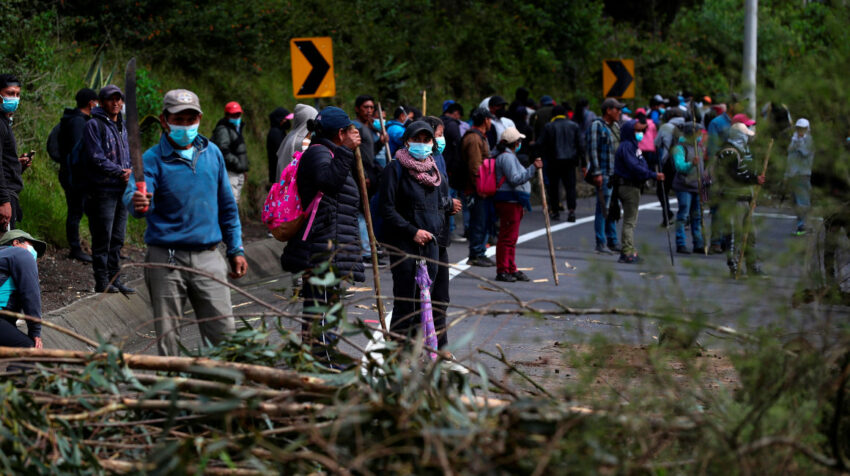 Indígenas bloquean una carretera durante una jornada de protestas contra el Gobierno, en Cusubamba (Cotopaxi), el 26 de octubre de 2021.