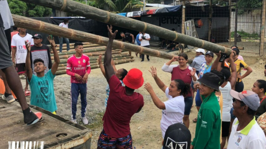La población de Atacames y Muisne colaboran en la construcción de 31 casas emergentes de bambú. 