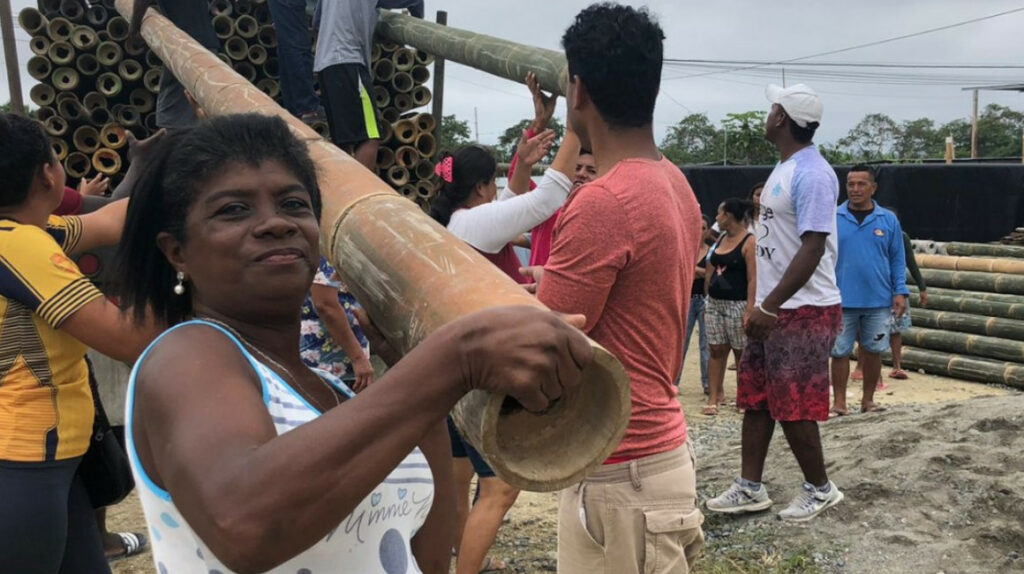 Con cañas y solidaridad, voluntarios fabrican hogares en Esmeraldas