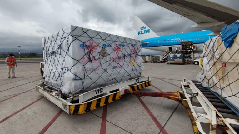 Un cargamento de 500.000 dosis de Sinovac llegó a Ecuador este 30 de octubre de 2021.