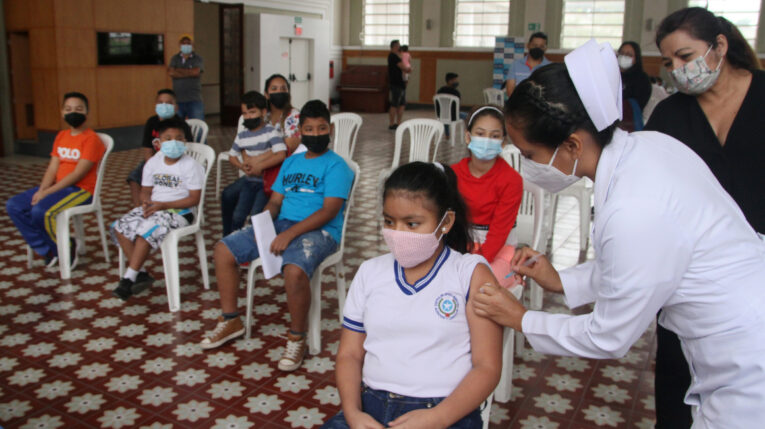 Una niña recibe la vacuna contra el Covid-19, el 18 de octubre de 2021, en Guayaquil.