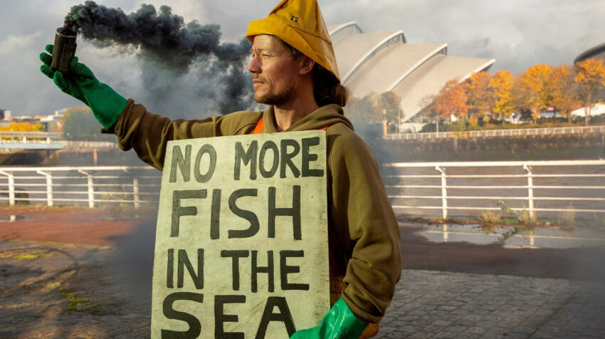 Un activista protesta en Glasgow, antes de la cumbre climática COP26, el 30 de octubre de 2021.