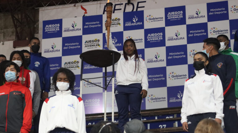 La imbabureña Kelin Jiménez encendió el pebetero durante la inauguración de los Juegos Nacionales Juveniles, en Ibarra, el 30 de octubre de 2021.