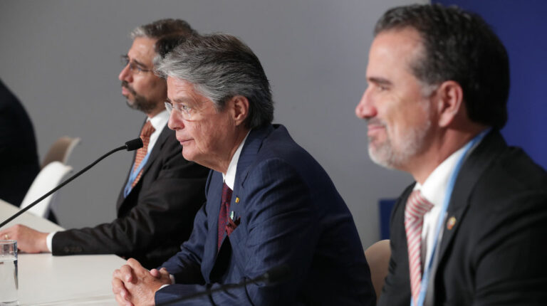 El canciller Mauricio Montalvo, el presidente Guillermo Lasso y ministro de Ambiente, Gustavo Manrique,