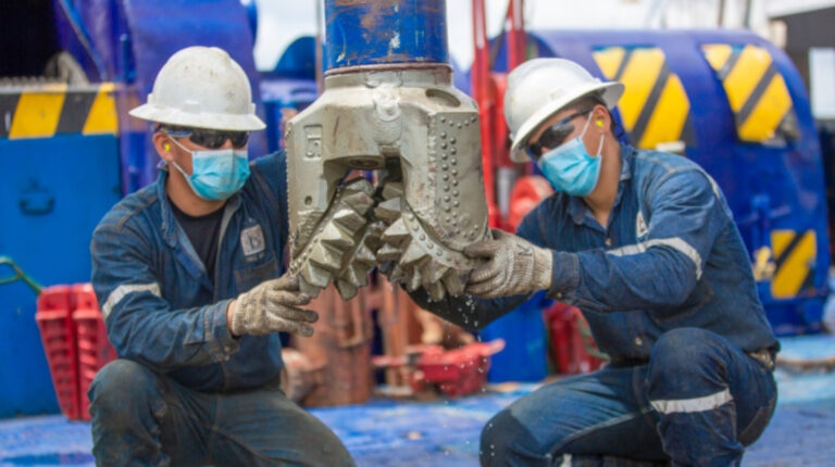 Dos trabajadores de Petroecuador durante la perforación de un pozo petrolera, en el campo Sacha, en la provincia de Orellana, en octubre de 2021.