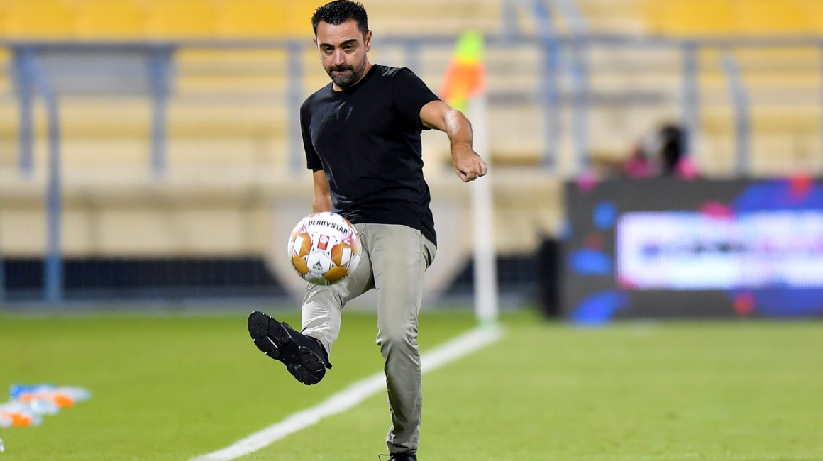 El entrenador Xavi Hernández patea una pelota durante un partido de la Liga de Estrellas de Catar entre Al Sadd y Al Ahli en Doha, Catar, el 30 de octubre de 2021.