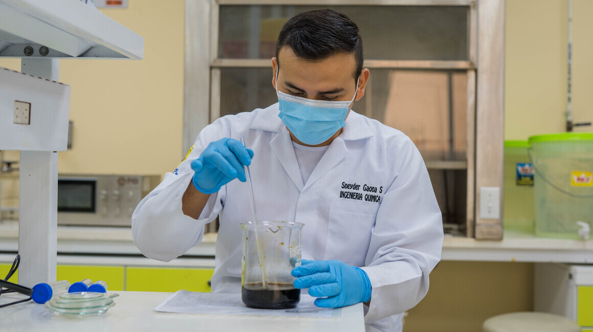 Estudiante de la UTPL en el laboratorio de Química de la Facultad de Ciencias Exactas y Naturales, haciendo pruebas con grafeno.