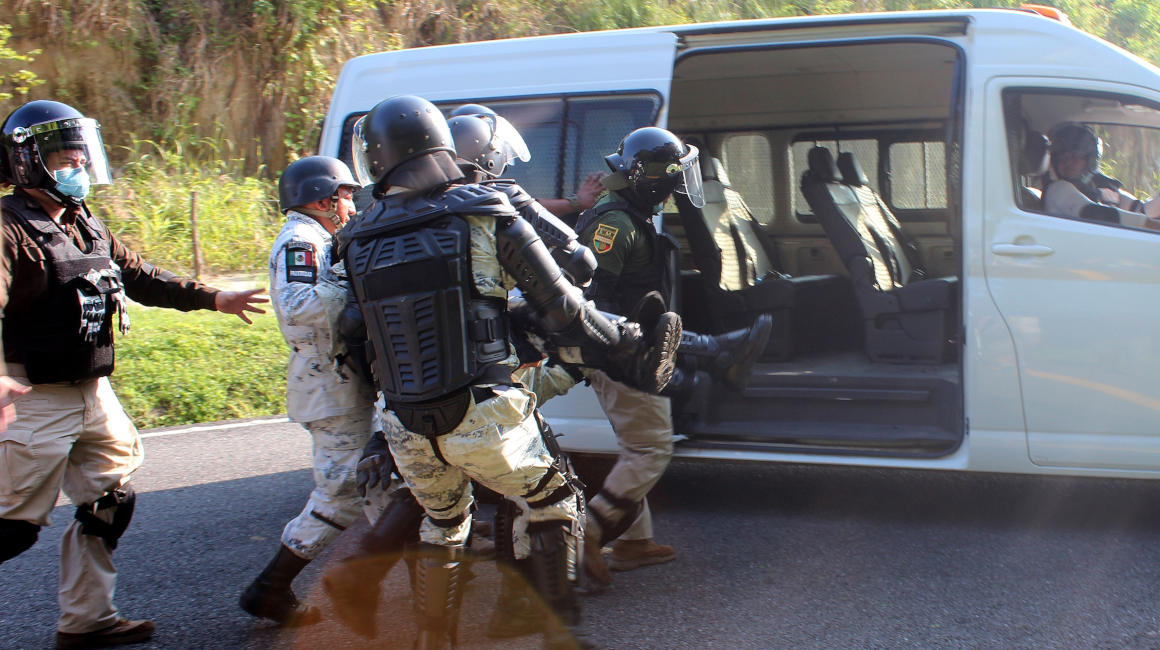 Un grupo de migrantes se enfrenta con integrantes de la Guardia Nacional en Chiapas. México, 4 de noviembre de 2021