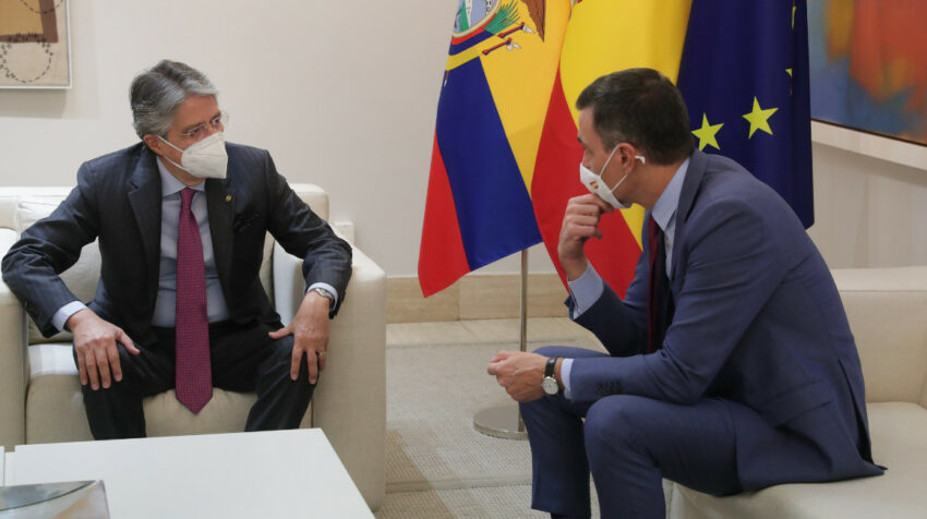 El presidente Guillermo Lasso en reunión con su homólogo de España, Pedro Sánchez, en el Palacio de Moncloa, el 4 de noviembre de 2021.