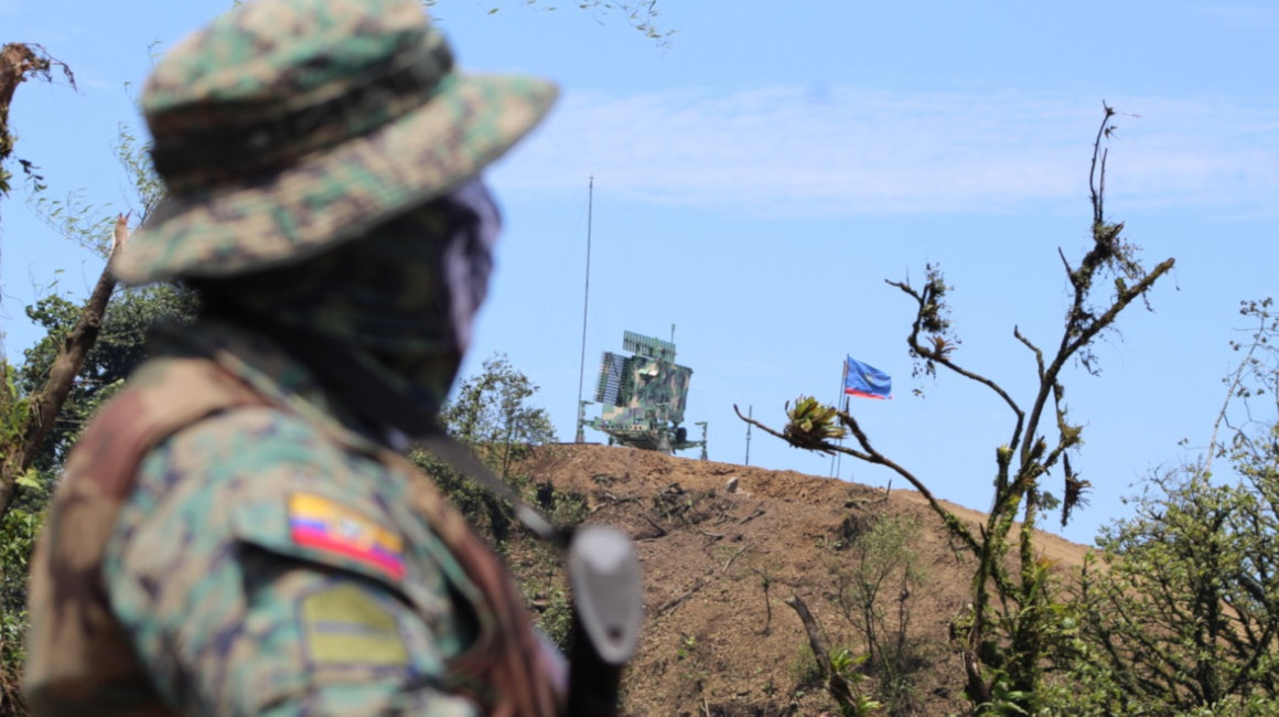 Un efectivo militar custodia el radar ubicado en el cerro de Montecristi, en Manabí, el 29 de octubre de 2021.