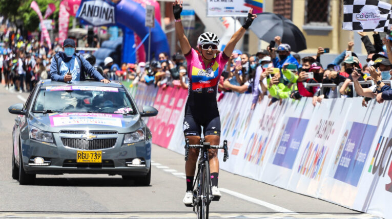 La ecuatoriana Miryam Núñez festeja su triunfo en la sexta etapa de la Vuelta a Colombia, el 3 de octubre de 2021.