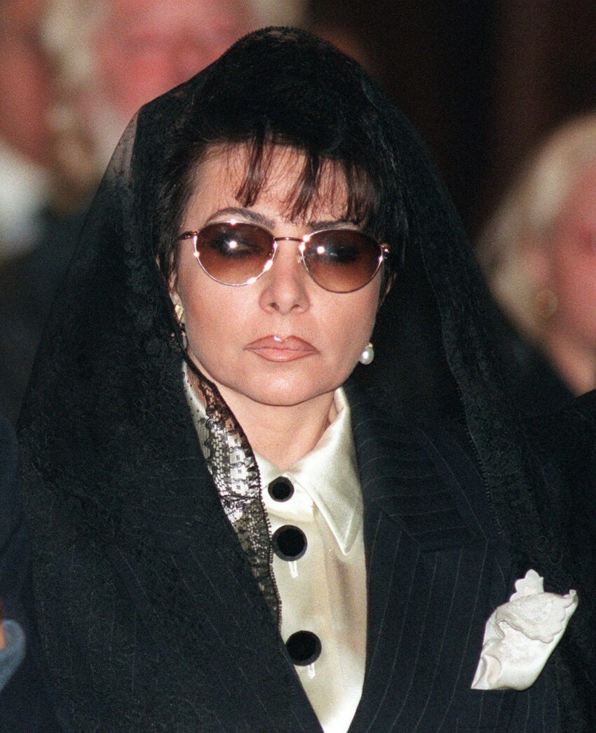 Patrizia Reggiani, con mantilla y gafas oscuras, en el funeral de su esposo Maurizio Gucci.