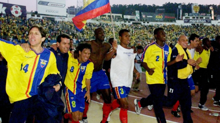 Los jugadores de Ecuador festejan la clasificación al Mundial de Corea - Japón 2002, después de empatar ante Uruguay el 7 de noviembre de 2001, en el estadio Olímpico Atahualpa.