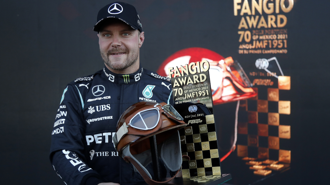 Valtteri Bottas, con el premio a la 'pole position', en el Gran Premio de México, el 6 de noviembre de 2021.
