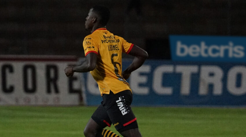 El jugador de Barcelona, Leonel Quiñónez, luego de convertir su gol frente a Olmedo, en el estadio Olímpico de Riobamba.