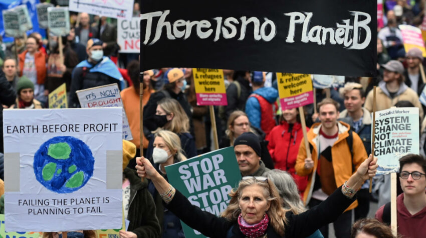 Manifestantes protestan en Londres el 6 de noviembre de 2021, mientras en Glasgow se desarrolla la Conferencia de la ONU sobre el cambio climpatico, COP26.