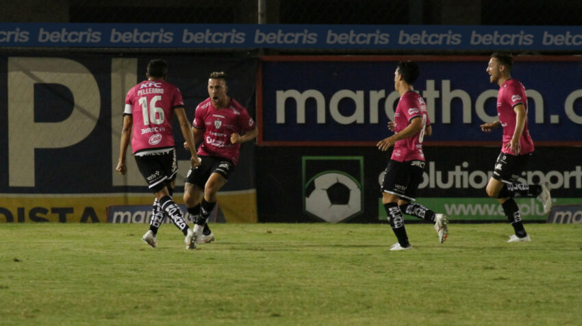 Jonatan Bauman festeja el gol que convirtió junto a sus compañeros en el encuentro frente al City.